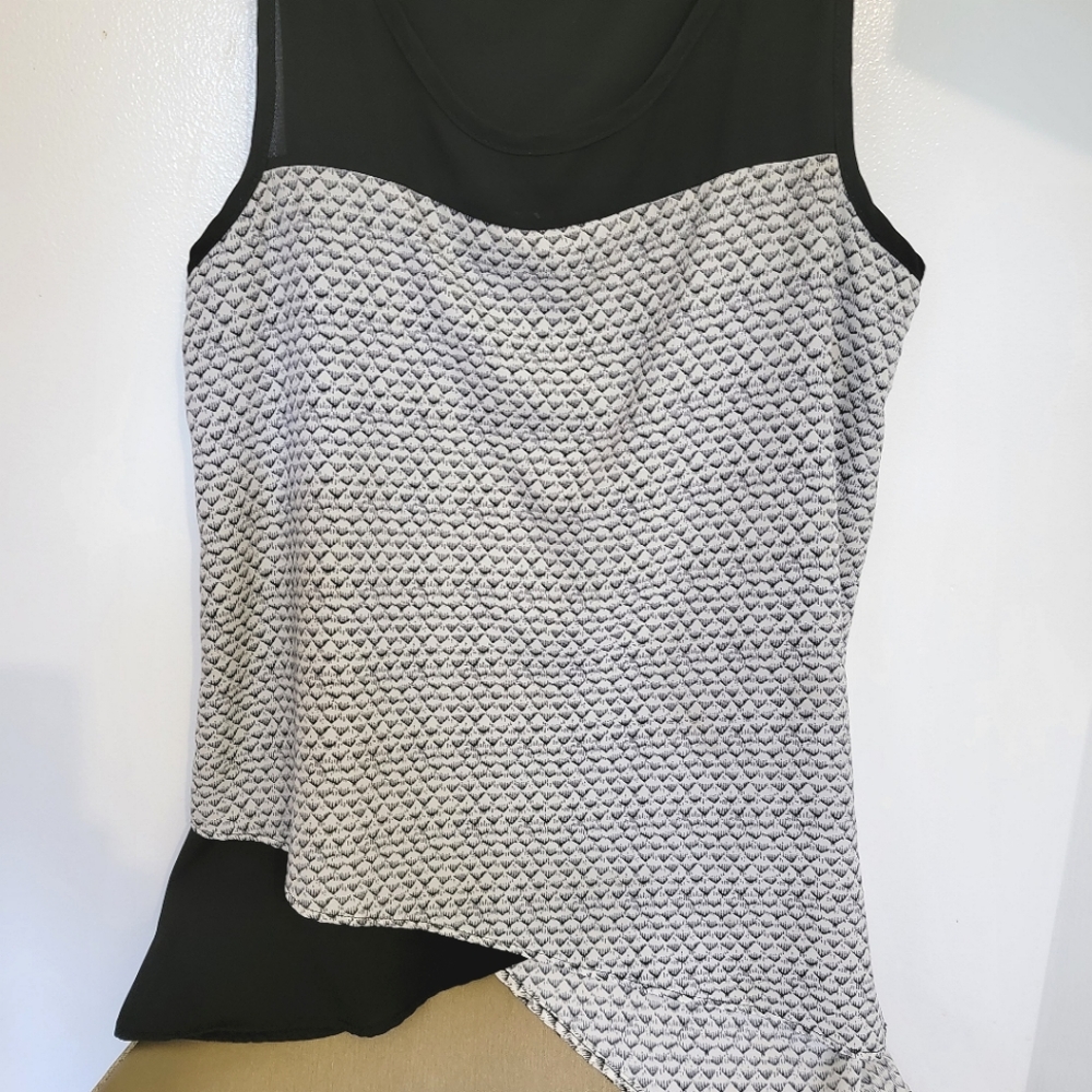 Ladies sleeveless two layered top